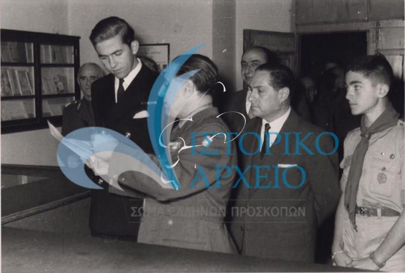 Ο έφορος Δ. Μακρίδης ενημερώνει τον Διάδοχο Κωνσταντίνο κατά την επίσκεψή του στην Περιφέρεια Θεσσαλονίκης το 1960.