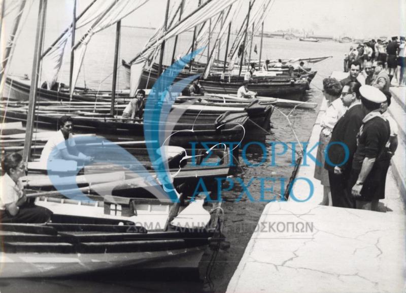 Ο έφορος Δ. Μακρίδης επιθεωρεί σκάφη των ναυτοπροσκόπων Θεσσαλονίκης το 1964.