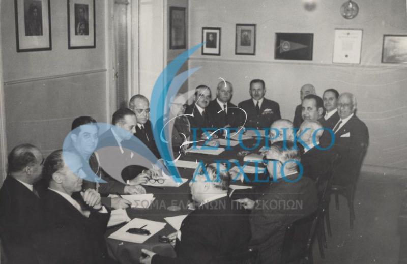 Από συνεδρίαση του Διοικητικού Συμβουλίου του ΣΕΠ το 1958 παρουσία του Βασιλέως Παύλου.