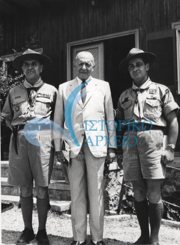 Ο ΓΕ Δ. Μακρίδης με τον Καθηγητή Ν. Λούρο και τον Έφορο Λυκοπούλων Κ. Κανέτη κατά την Πανελλήνια Συνάντηση Βαθμοφόρων Λυκοπούλων στο ΠΥΒΑ το 1966.