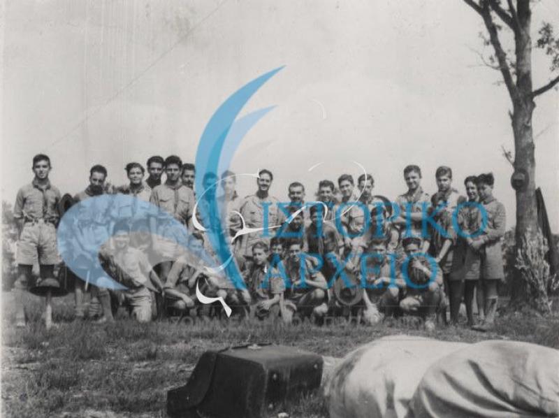 Η ελληνική προσκοπική αντιπροσωπεία στο Τζάμπορη της Γαλλίας το 1947 σε αναμνηστική επιστολικό δελτάριο.