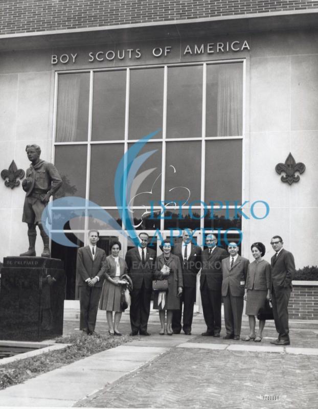 Αντιπροσωπεία του ΣΕΠ με τους Δ. Αλεξάτο και Δ. Μακρίδη έξω από το Προσκοπικό Κέντρο των ΗΠΑ το 1965.