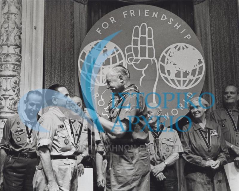 Ο Πρόεδρος του Σώματος Αμερικανών Προσκόπων απονέμει στον ΓΕ Δ. Μακρίδη το παράσημο του "Χάλκινου Λύκου" στο περιθώριο του Παγκοσμίου Προσκοπικού Συνεδρίου στο Σιάτλ το 1967. Από δεξιά προς αριστερά διακρίνονται: η Λαίδη Μπέιντεν Πάουελ, ο Διευθυντής του Παγκόσμιου Προσκοπικού Γραφείου Ουίλσον, ο ΓΕ Αυστραλίας, ο Αρχιπρόσκοπος της Αγγλίας Λόρδος Μακ Λην, ο ΓΓ ΣΕΠ Δ. Αλεξάτος.