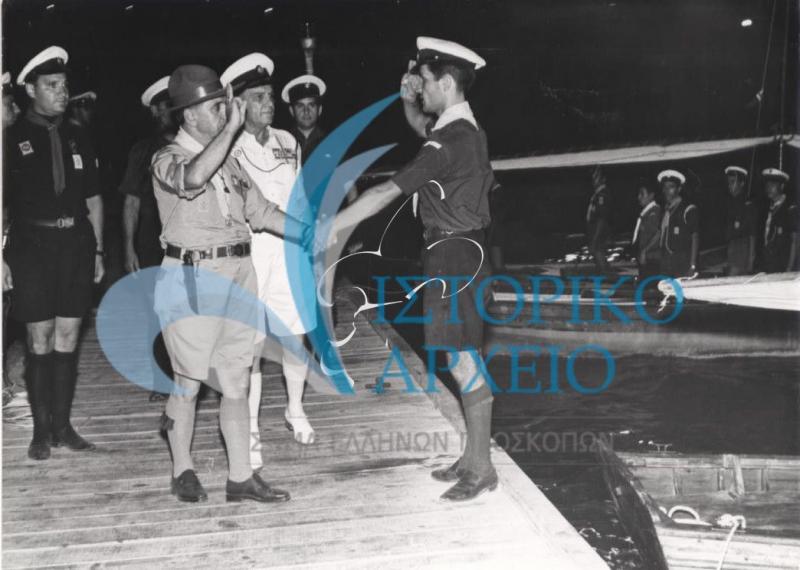 Ο ΓΕ Δ. Μακρίδης επιθεωρεί ναυτοπροσκοπικά σκάφη στο νεώσοικο Θεσσαλονίκης στο πλαίσιο της 1ης Πανευρωπαϊκής Ναυτοπροσκοπικής Ρεγκάτας το 1966.