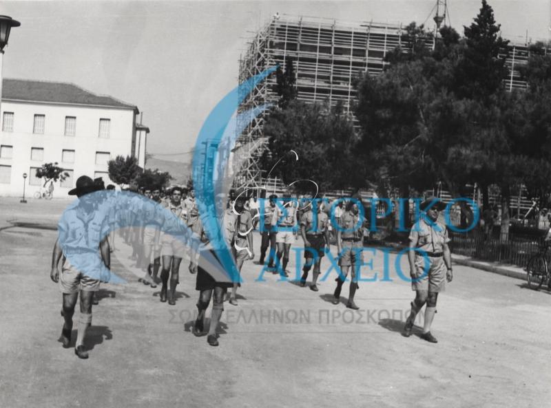 Πρόσκοποι σε παρέλαση στην Πλατεία του Βόλου στην έναρξη των Πανελληνίων Σκοπευτικών Αγώνων "Η`Πήλεια" το 1966.