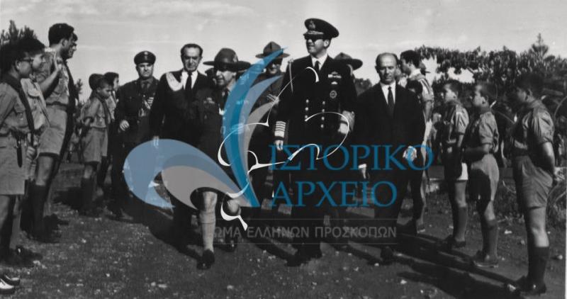 Ο Βασιλιάς Κωνσταντίνος υποδεχόμενος από προσκόπους και λυκόπουλα κατά τα εγκαίνια του Νεώσοικου Ναυτοπροσκόπων Θεσσαλονίκης το 1966.