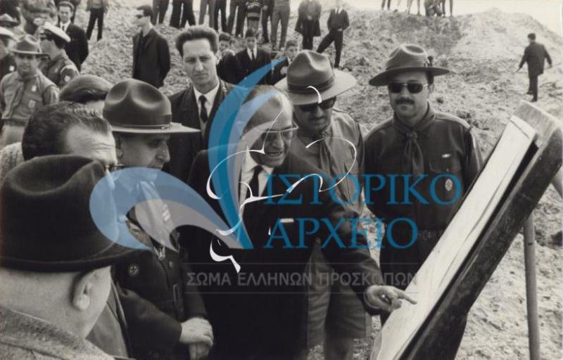 Ο ΓΕ Δ. Μακρίδης στην τελετή θεμελίωσης του Νεώσοικου Αλεξανδρούπολης κατά την περιοδεία του στα προσκοπικά κλιμάκια της Θράκης το 1967.