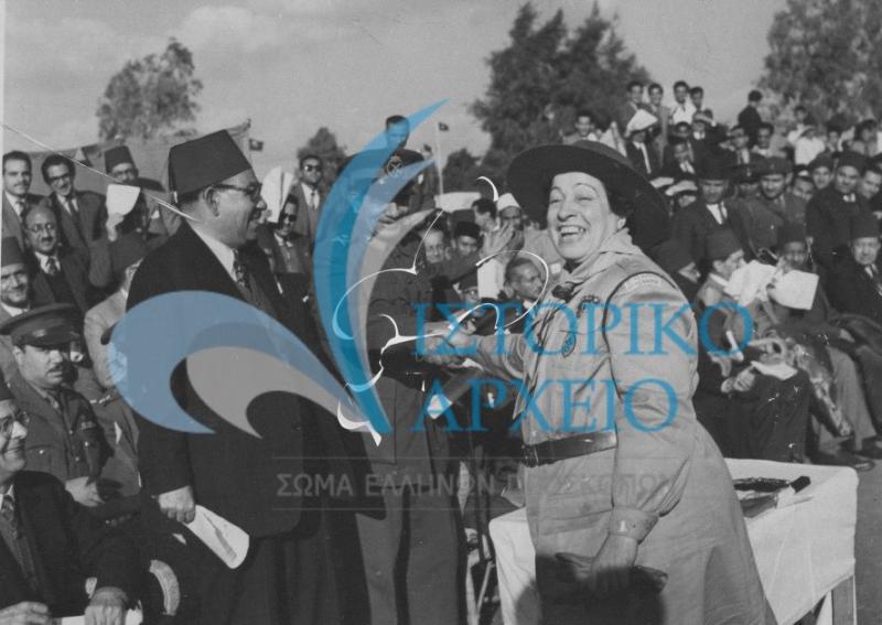 Ο Πρώτο Πρόεδρος της Αιγύπτου Μωχάμεντ Ναγκίμπ χαιρετάει την έφορο Λυκοπούλων Καϊρου Π. Σκυριανίδη σε εκδήλωση στο Προσκοπείο το 1952.