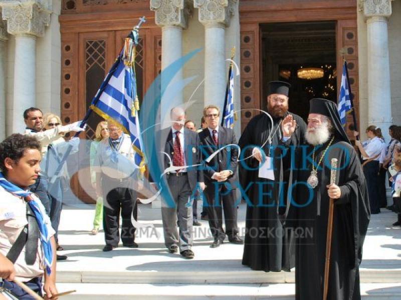 Ο Πάπας και Πατριάρχης Αλεξανδρείας και πάσης Αφρικής Θεοδώρος Β' ευλογεί τμήματα Ελλήνων Προσκόπων στην Αλεξάνδρεια μετά από την δοξολογία και την απονομή μεταλλίου στη ΣΕΠ του ΣΕΠ για τα εκατό χρόνια δράσης του.