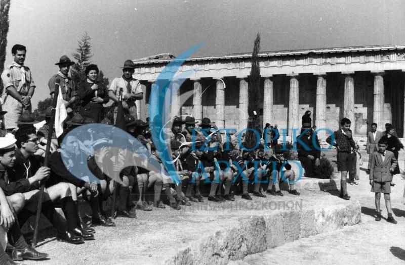 Πρόσκοποι από όλη την Αττική γύρω από το Ναό του Ηφαίστου όπου συμμετέχουν στην δεντροφύτευση για τον εξωραϊσμό του Αρχαιολογικού Χώρου του Θησείου που οργάνωσε το 1955 η Αμερικανική Σχολή Κλασικών Σπουδών.