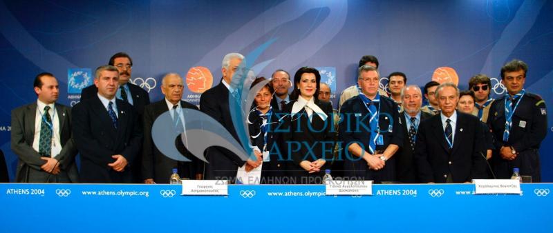 Η Πρόεδρος της Οργανωτικής Επιτροπής Ολυμπιακών Αγώνων "Αθήνα 2004" Γ. Αγγελοπούλου - Δασκαλάκη με το Διοικητικού Συμβούλιο του ΣΕΠ κατά την υπογραφή συμφωνίας για την υλοποίηση δράσεων που αφορούν τους Ολυμπιακούς Αγώνες.
