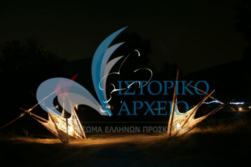 Η φωτισμένη πύλη της κατασκήνωση δίπλα στο Νέστο που φιλοξένησε τις συσκηνίες της Πανελλήνιας Δράσης Ανιχνευτών "Ελπίδα" 2006.