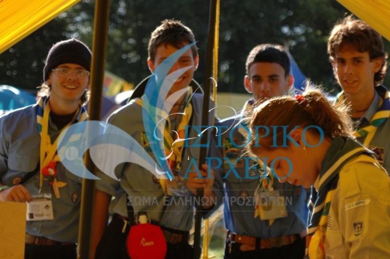 Ιταλοί πρόσκοποι χαμογελούν στο ελληνικό προσκοπικό περίπτερο στο Τζάμπορη του 2007.