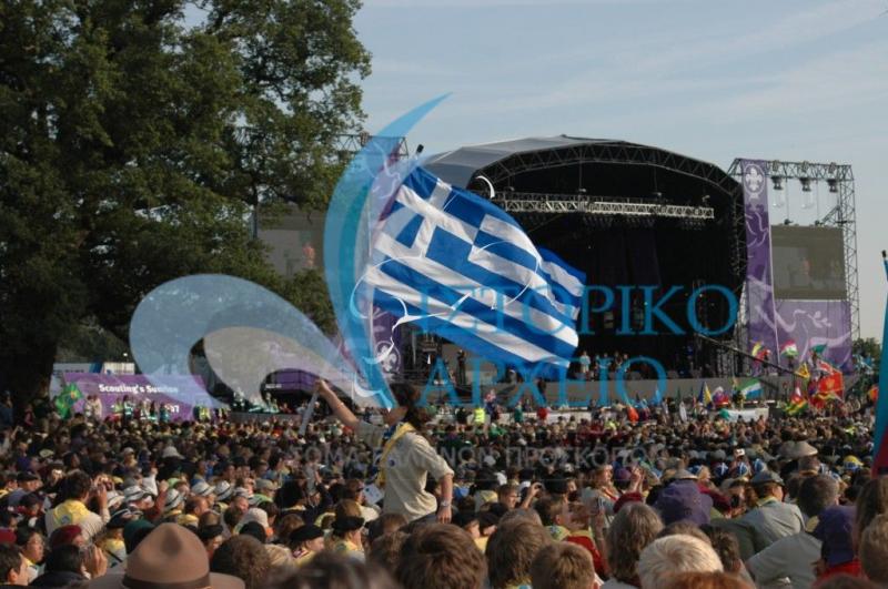 Η Ελληνική Σημαία εισέρχεται στην Πυρά Έναρξης του τζάμπορη του 2007.