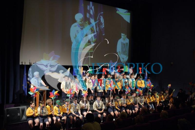 Ο ΓΕ Ι. Κανέτης και πρόσκοποι με λυκόπουλα δίνουν το σύνθημα "Ένας κόσμος μία υπόσχεση" σε εκδήλωση για τα 100 χρόνια του Παγκόσμιου Προσκοπισμού το 2007.