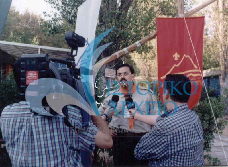 Ο ΓΕ Χρ. Λυγερός δίνει συνέντευξη σε τηλεοπτικά συνεργεία για την διοργάνωση του 3ου Πανελληνίου Προσκοπικού Τζάμπορη στον Όλυμπο το 1998. 