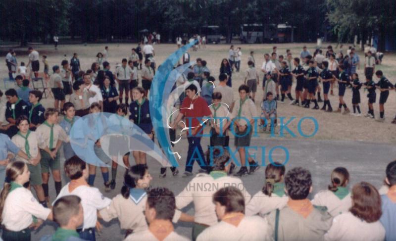 Πρόσκοποι έτοιμοι σε έναν μεγάλο κύκλο να χορέψουν παραδοσιακούς χορούς στο πλαίσιο του 3ο Πανελλήνιου Προσκοπικού Τζάμπορη στον Όλυμπο το 1998.
