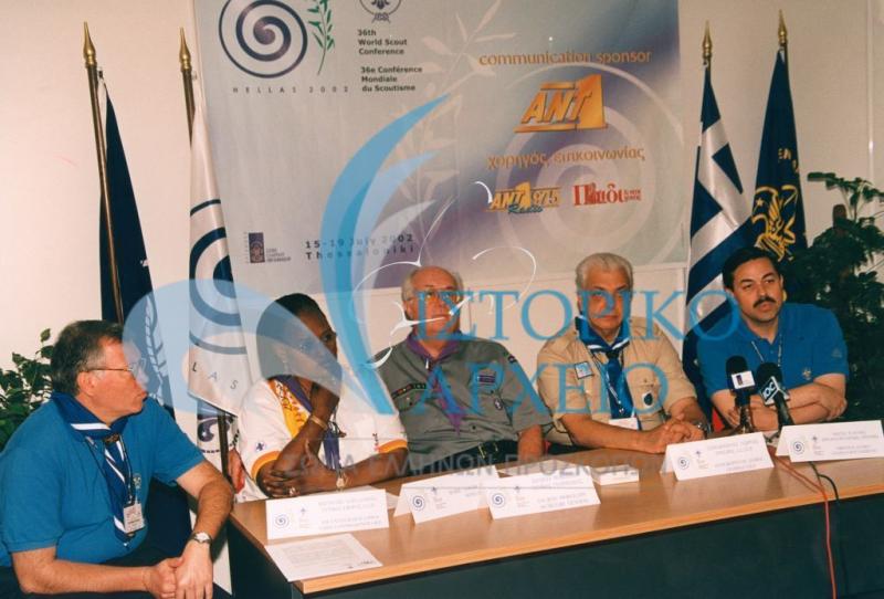 Ο ΓΓ του Παγκόσμιου Προσκοπικού Γραφείο Τζ. Μορειλόν ο Πρόεδρος ΔΣ ΣΕΠ Γ. Ασημακόπουλος, ο ΓΕ Χ. Βογιατζής, ο Πρόεδρος ΟΕ 36ου Παγκόσμιου Προσκοπικού Συνεδρίου Χ. Λυγερός και η εκπρόσωπος της Σενεγάλης σε συνέντευξη τύπου για το 36ο Παγκόσμιο Προσκοπικό Συνέδριο στη Θεσσαλονίκη το 2002.