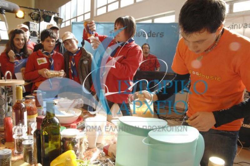 Πρόσκοποι μαγειρεύουν με τον Ευτύχης Μπλέτσα στο πλαίσιο της δράσης Gift for Peace το 2008.