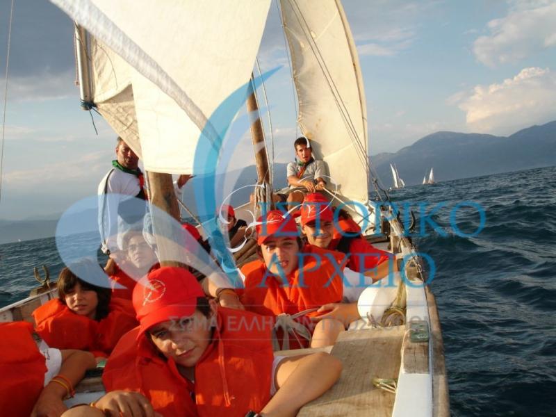 Σε ναυτοπροσκοπική λέμβο ανοικτά του Αιγίου κατά την διάρκεια δράσης στο 8ο Πανελλήνιο Τζαμπορέτο Ενωμοταρχών το 2005.