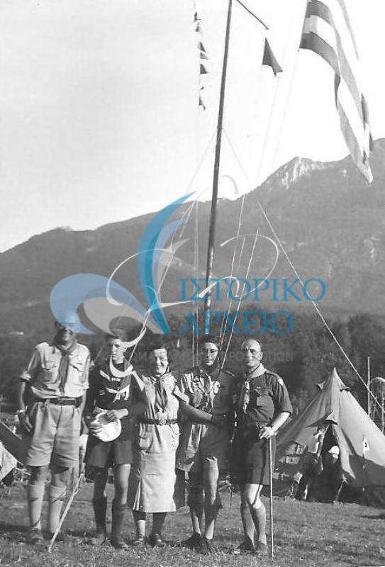 Αντιπροσωπεία Ελλήνων προσκόπων Αιγύπτου στο Τζάμπορη της Αυστρίας το 1952 κάτω από τον ιστό της ελληνικής κατασκήνωσης. Διακρίνονται: το ζεύγος Σκυριανίδη, Κυπριώτης και Δαρζέντας.