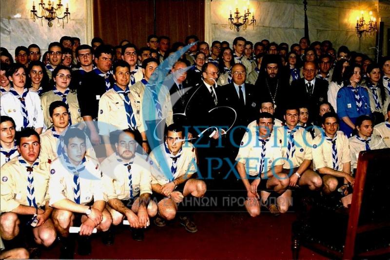 Ο Πρόεδρος της Δημοκρατίας Κων. Στεφανόπουλος με τον Πρόεδρο ΔΣ ΣΕΠ Ιων. Τζεν, τον Δ. Αλεξάτο τον Χρ. Λυγερό και προσκόπους που τους απονεμήθηκε η αναγνώριση "Πρόσκοπος Έθνους" το 1999.