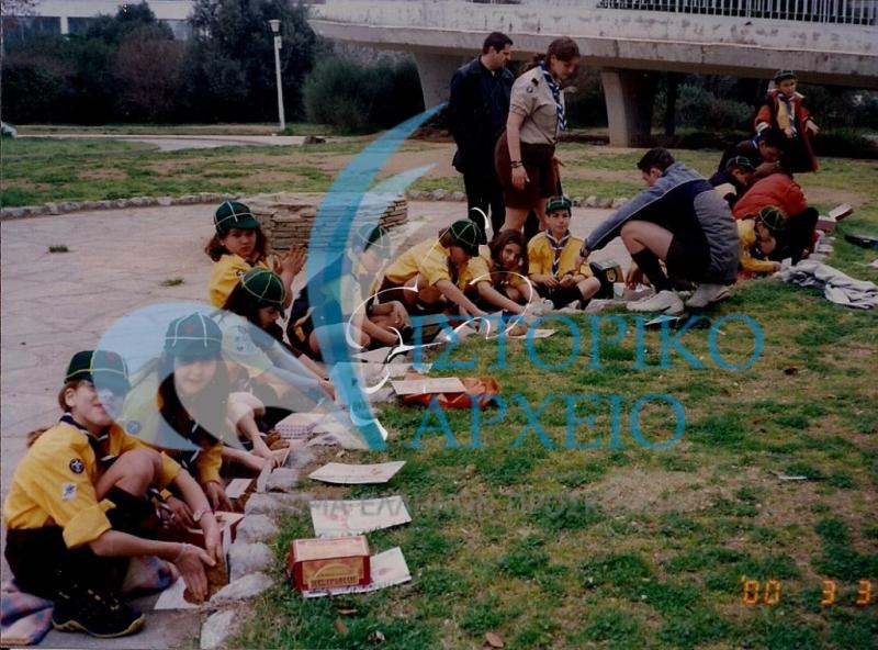 Λυκόπουλα στον Εύοσμο κατασκευάζουν φωλιές για τα πουλιά συμμετέχοντας σε πρόγραμμα της Ορνιθολογικής Εταιρείας το 2000.