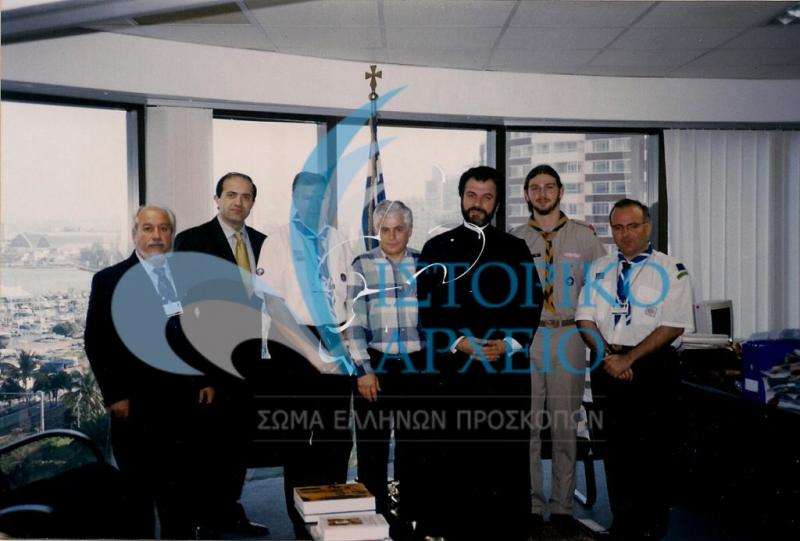 Ο ΓΕ Χ. Βογιατζής και τα μέλη της ελληνικής αντιπροσωπείας που συμμετείχαν στο Παγκόσμιο Προσκοπικό Συνέδριο στο Ντέρμπαν της Νοτίου Αφρικής σε συνάντηση με τον ορθόδοξο επίσκοπο της περιοχής το 1999.