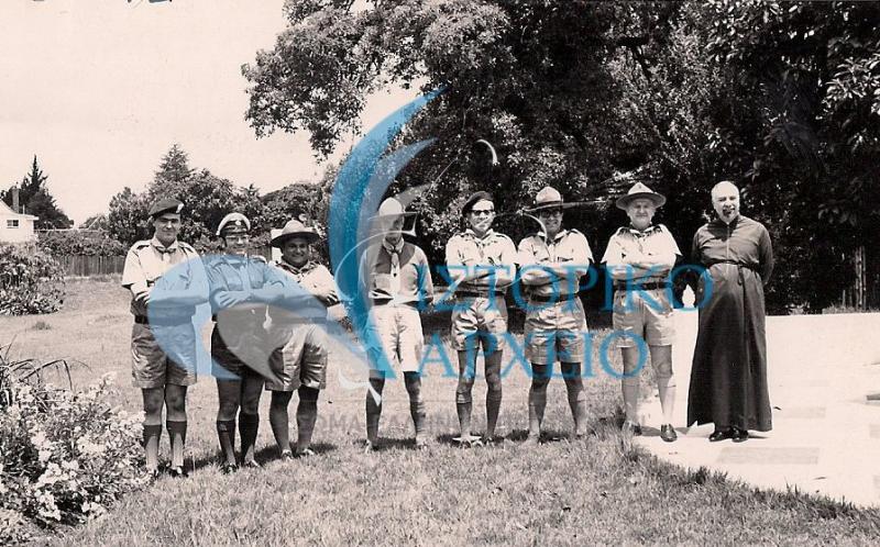 Συγκέντρωση Ελλήνων Βαθμοφόρων Νοτίου Αφρικής στο Μητροπολιτικό Μέγαρο το 1972. Από δεξιά διακρίνονται: ο ΠΕ Ν. Αφρικής Μητροπολίτης Παύλος, ο βοηθός ΠΕ Σ. Μπατσιάς, ο ΑΣ 4ου Σ. Α. Μαζαράκης, ο ΑΣ του 7ου Σ. Ι. Πλαντές, ο ΠΕ Τρανσβαλ Σίμψων, ο ΑΣ του 1ου Σ. Ι.Χατζηαθανασίου, ο ΑΣ του 3ου Σ. Ν/Π Β. Παπαδόπουλος, και ο ΑΣ του 6ου Σ. Β. Παπαθανασίου.