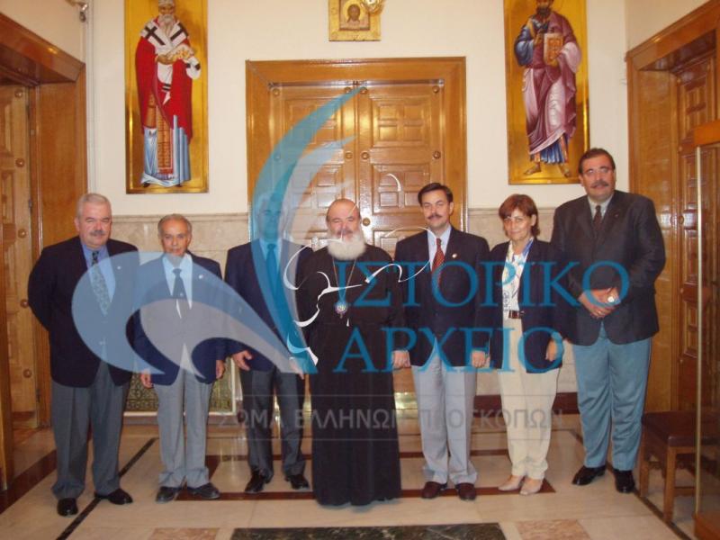 Μέλη του ΔΣ του ΣΕΠ μετά από συνάντηση με τον Αρχιεπίσκοπο Αθηνών & Πάσης Ελλάδος Χριστόδουλο το 2003.