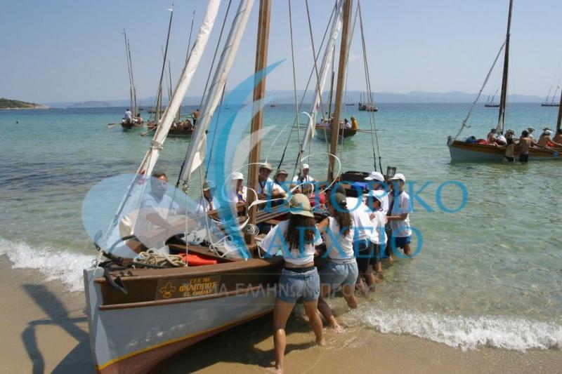 Ναυτοπρόσκοποι της Θεσσαλονίκης σε καθέλκυση λέμβου στη 4η Ρεγκάττα το 2003.