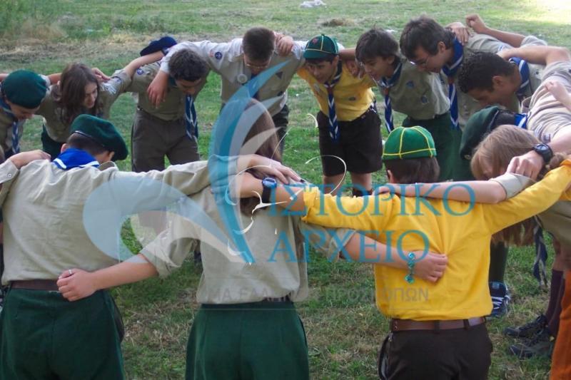 Ομάδας της Καστορίας σε κύκλο για κραυγή στην εκδρομή της στο Πεντάβρυσο το 2004.