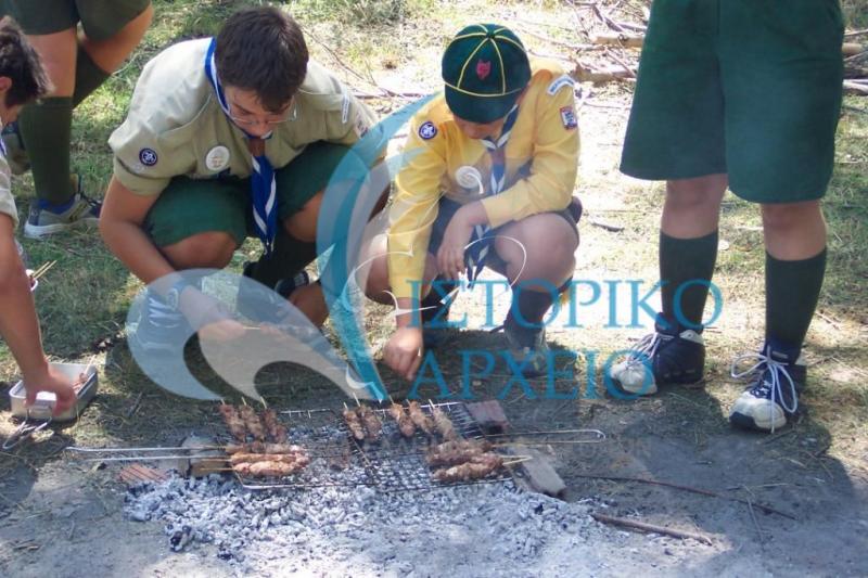 Πρόσκοποι της Καστοριάς ψήνουν σουβλάκια στο ύπαιθρο στην εκδρομή του στο Πεντάβρυσο το 2004.