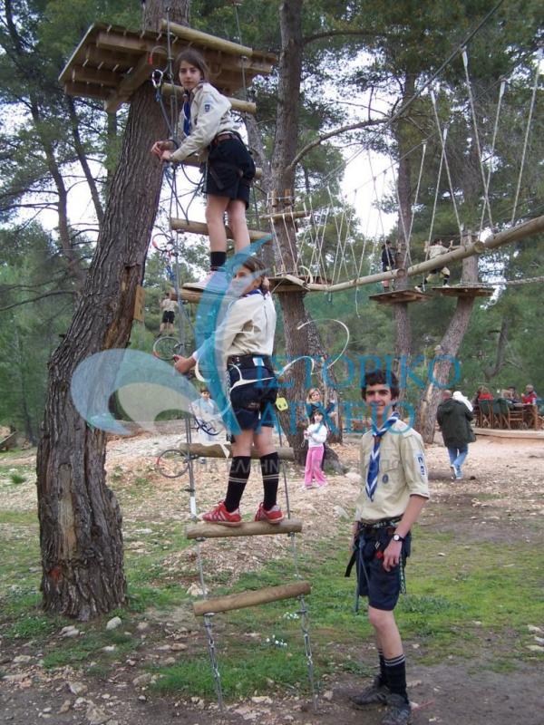 Πρόσκοποι έτοιμοι να περάσουν αυτοσχέδια γέφυρα.