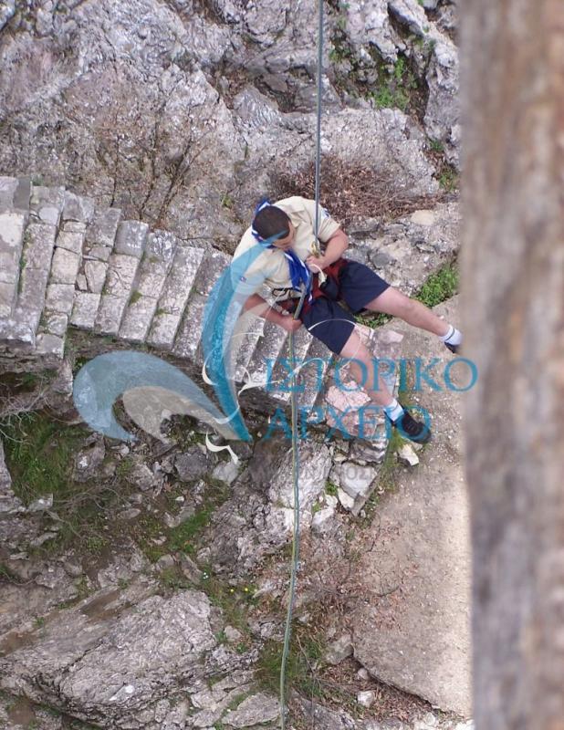 Ανιχνευτής σε αναρρίχηση σε γέφυρα ποταμού στην Καρύταινα το 2007.