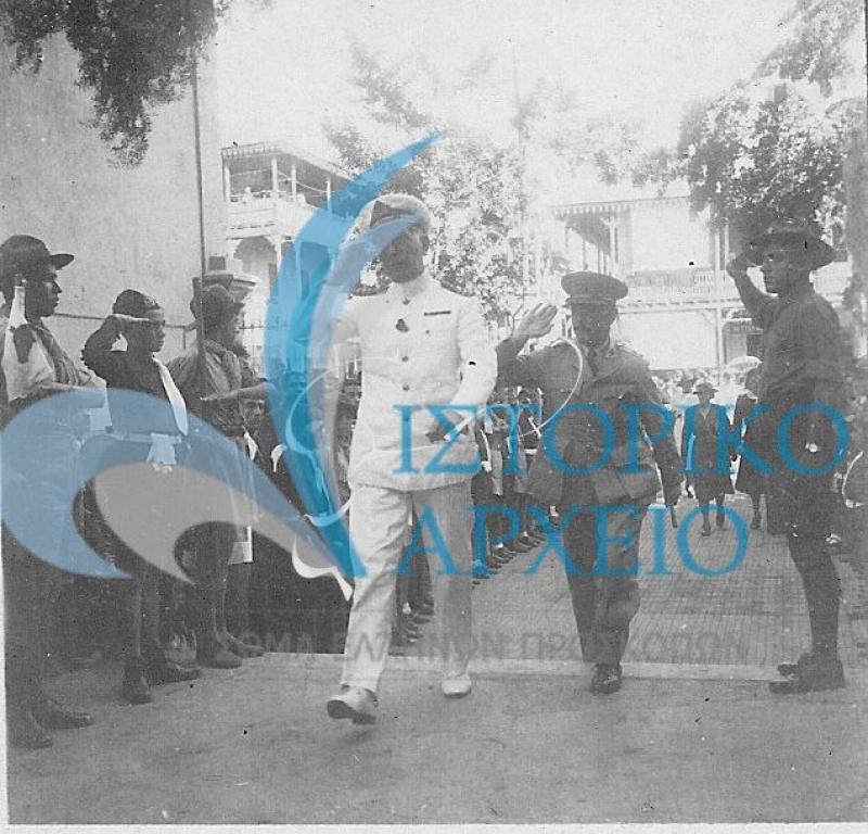 Έλληνες πρόσκοποι στο Πόρτ Σαιδ υποδέχονται Έλληνες πρέσβεις και αξιωματικούς στην δοξολογία για την έναρξη του Ελληνοιταλικού Πολέμου το 1940. Αριστερά διακρίνονται μαζί με προσκόπους φαλαγγίτες της ΕΟΝ.

