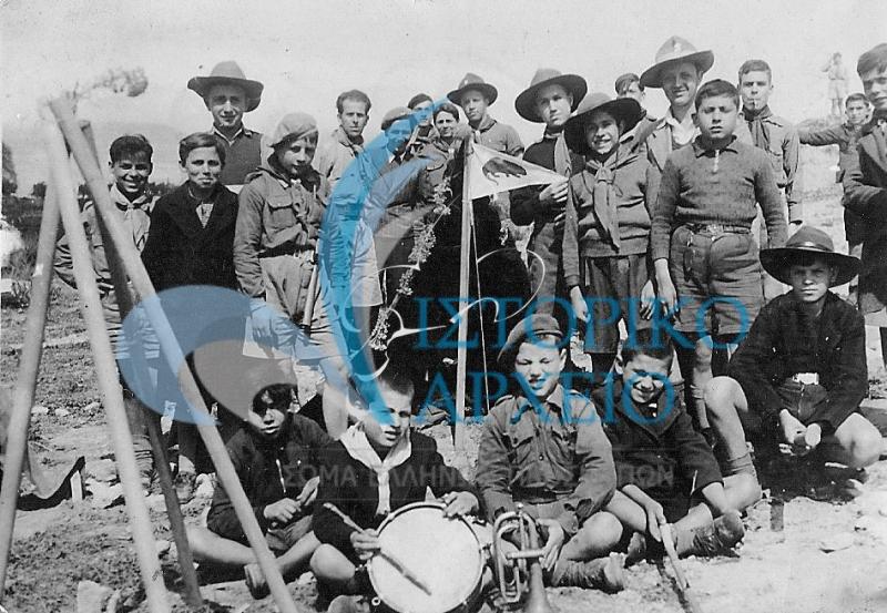 Εκδρομή της 11ης Ομάδας το 1945. Διακρίνονται: Σ. Λορέντζος, Ν. Κατσαρέλης.