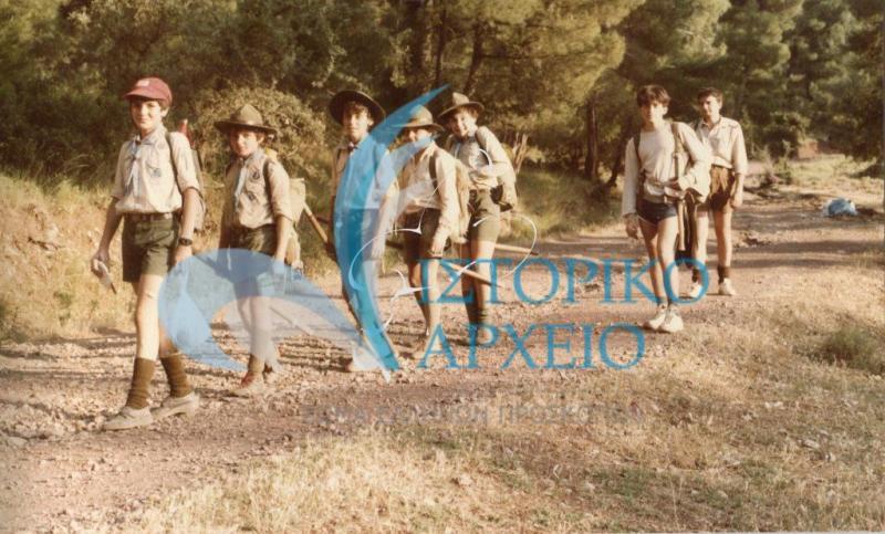 Πρόσκοποι σε πορεία για τον χώρο εκδρομής τους στην Πάρνηθα το 1985.