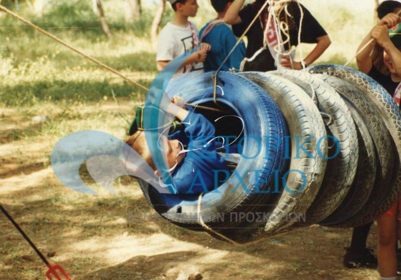 Λυκόπουλα σε ζωηρά παιχνίδια σε κατασκήνωση. Φωτογραφία βαθμοφόρου που συμμετείχε σε φωτογραφικό διαγωνισμό το 1996.