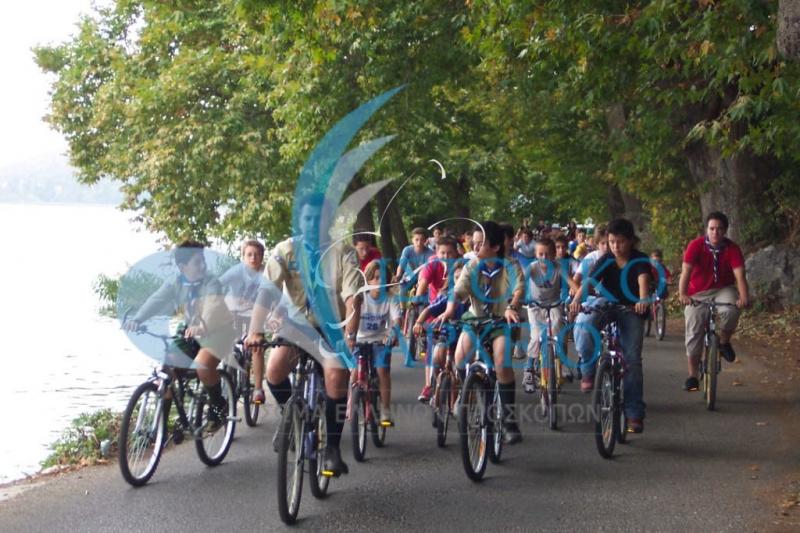 Οι Πρόσκοποι της Καστορίας οργανώνουν ποδηλατικό γύρο στην πόλη τους το 2005.