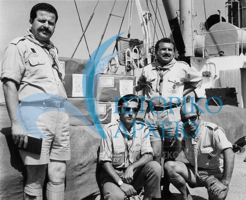 Ο Ιακ. Βακάκης με τρεις βαθμοφόρους του ΣΕΠ συνοδεύουν την παράδοση εφοδίων στην Λεμεσό για την βοήθεια των Κυπρίων μετά την τουρκική εισβολή το 1974.