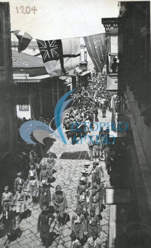 Έλληνες Πρόσκοποι σε παρέλαση σε κεντρική οδό της Σμύρνης κατά τη διάρκεια συλλαλητηρίου για την παραχώρηση αυτοδιοίκησης της Δυτικής Μικράς Ασίας τον Ιούλιο του 1922.