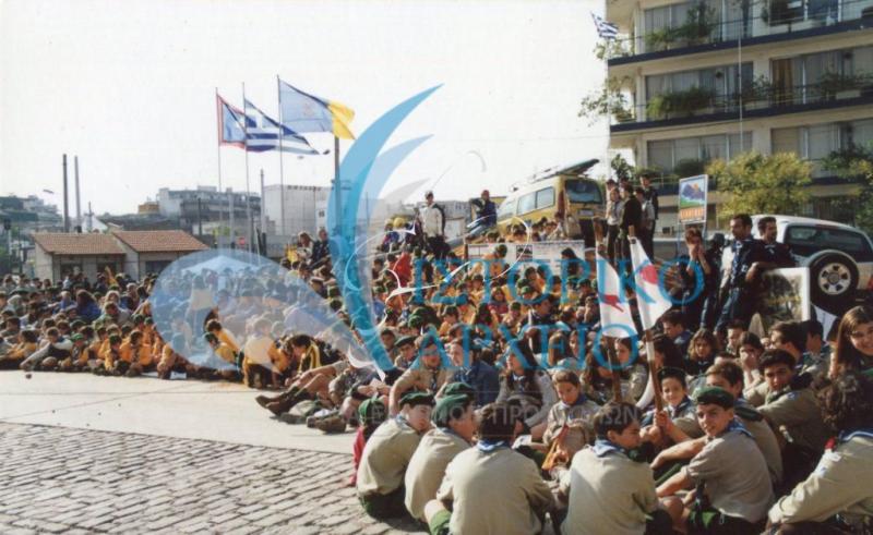 Πρόσκοποι από όλην την Ελλάδα στο προαύλιο της Τεχνόπολης κατά την εκδήλωση για τα 90 χρόνια του ΣΕΠ "Προσκοπικά Δρώμενα" το 2000.