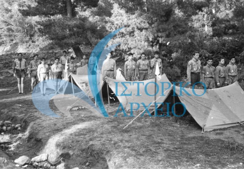 Πρόσκοποι του Κολωνού μπροστά από τις σκηνές του έτοιμοι για πρωινή επιθεώρηση από τους βαθμοφόρους σε εκδρομή στον Αυλώνα το 1968.