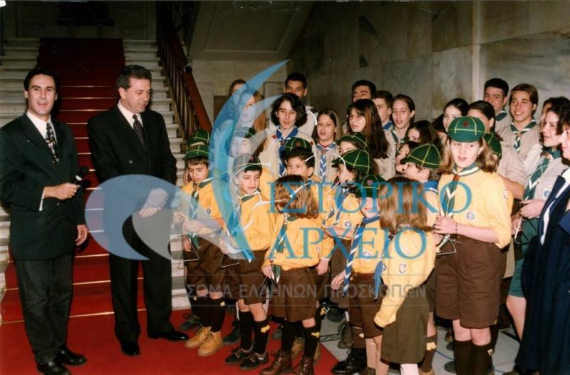 Πρόσκοποι του Κολωνού στα Κάλαντα προς τον Δήμαρχο Αθηναίων το 1999.
