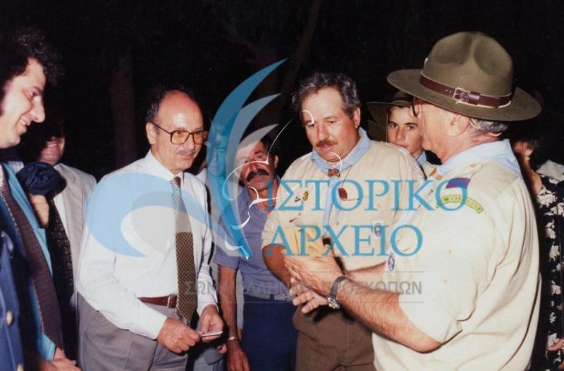 Ο Πρόεδρος της Δημοκρατίας Κωνσταντίνος Στεφανόπουλος με προσκόπους της Καλύμνου κατά την επίσκεψή του στο νησί το 1996.