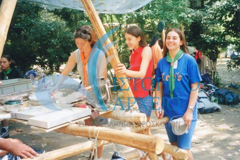 Πλύσιμο των σκευών μετά το φαγητό στο 3ο Πανελλήνιο Τζάμπορη στη Σκοτίνα το 1998.