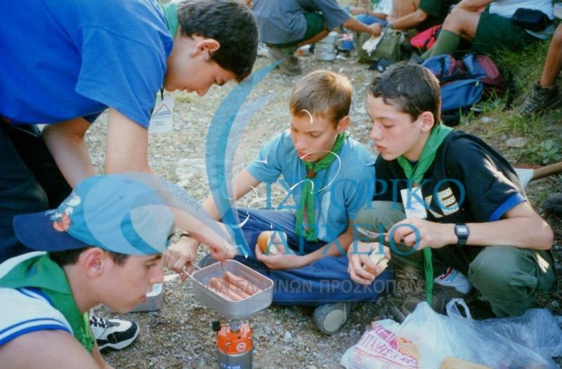 Ενωμοτία σε ώρα προετοιμασίας του μεσημεριανού φαγητού στο 3ο Πανελλήνιο Τζάμπορη στη Σκοτίνα το 1998.