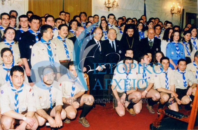 Ο Πρόεδρος της Δημοκρατίας Κωνσταντίνος Στεφανόπουλος με προσκόπους που του απονεμήθηκε η διάκριση "Πρόσκοπος Έθνους" το 1999. Μεταξύ τους διακρίνονται: ο Πρόεδρος ΔΣ ΣΕΠ Ι. Τζεν, ο ΓΕ Χρ. Λυγερός, ο Δ. Αλεξάτος, και ο Αν. Σάγος.