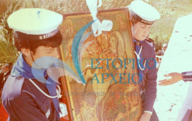 Ναυτοπρόσκοποι της Μυτιλήνης σε περιφορά της εικόνας του Αγίου Γεωργίου.
